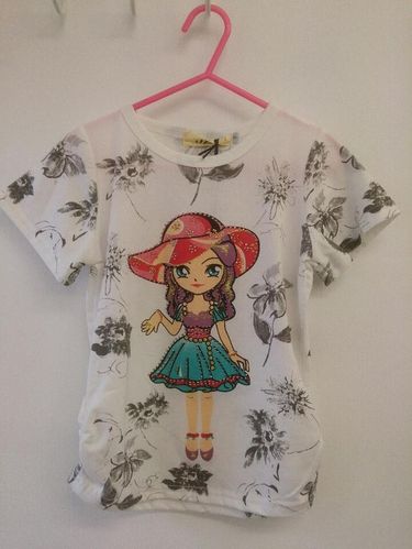 T-Shirt Girl with Sun Hat