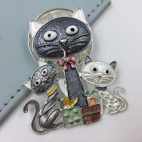 Grey Cat Family Magnetic Brooch