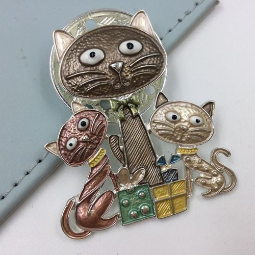 Brown Cat Family Magnetic Brooch